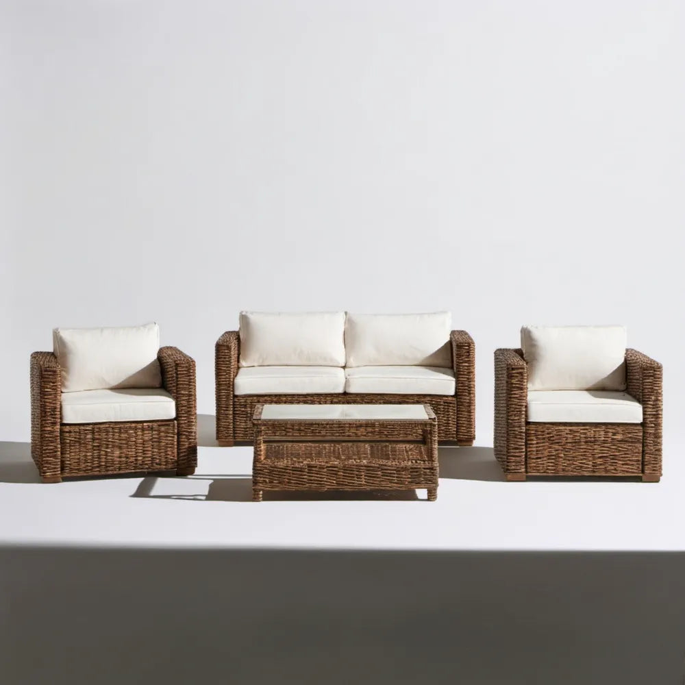Brązowy zestaw wypoczynkowy z plecionki PE z kremowymi poduszkami – sofa 126 × 70 × 75 cm, 2 fotele 70 × 70 × 75 cm, stolik 100 × 50 × 45 cm