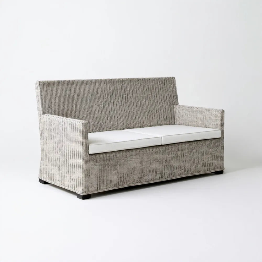 Dwuosobowa sofa z technorattanu szara z białymi poduszkami 130 x 75 x 80 cm
