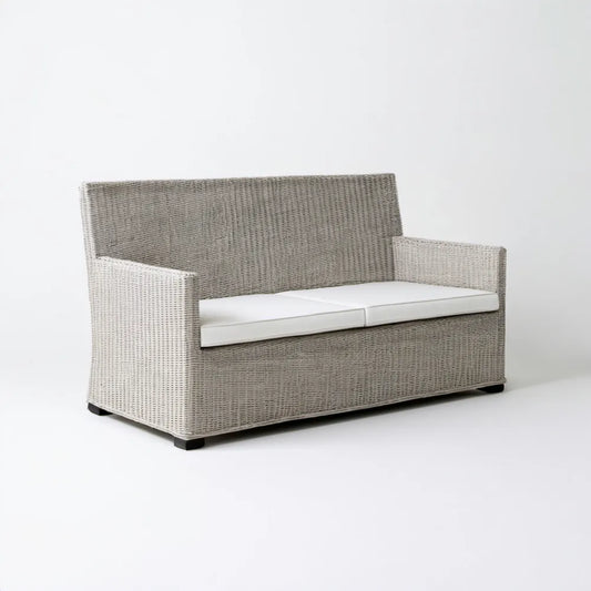 Dwuosobowa sofa z technorattanu szara z białymi poduszkami 130 x 75 x 80 cm